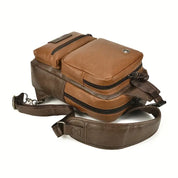 Zaino in pelle marrone con tasche multiple e cerniere, tracolla regolabile. Design elegante e funzionale per uomo e donna.