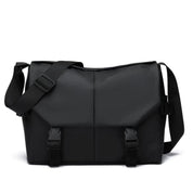 Borsa a tracolla nera impermeabile, design moderno, chiusura a fibbia, ideale per lavoro e viaggio. Accessorio moda unisex, capiente e resistente.