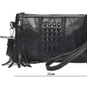 Borsa a tracolla in pelle nera con frange, dettagli borchiati e dimensioni 25x16 cm. Elegante accessorio moda donna, perfetto per ogni occasione.