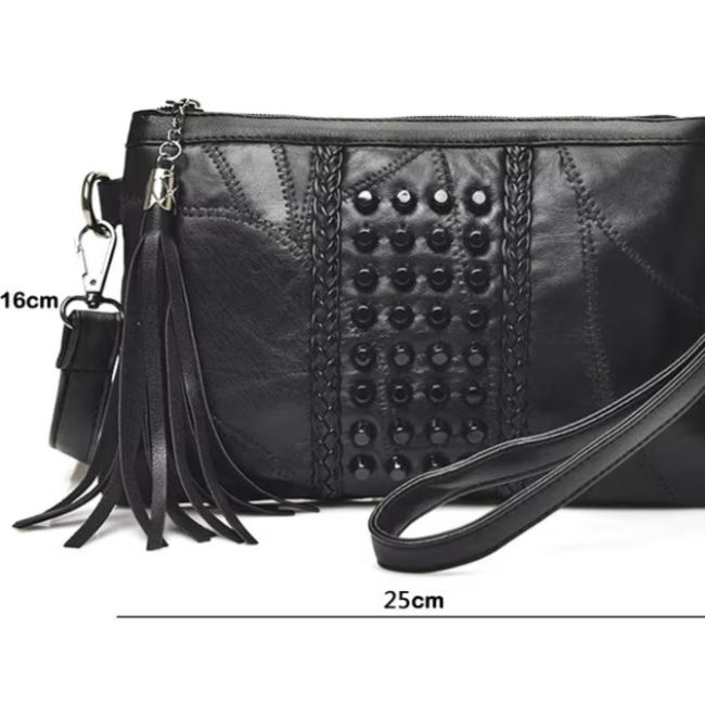 Borsa a tracolla in pelle nera con frange, dettagli borchiati e dimensioni 25x16 cm. Elegante accessorio moda donna, perfetto per ogni occasione.