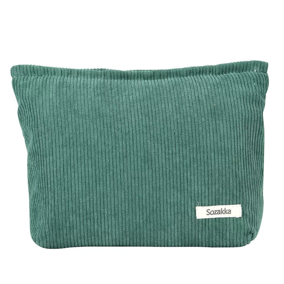 Borsa cosmetica verde in velluto a coste, etichetta Sozakka, design elegante e pratico, ideale per trucco e accessori da viaggio.