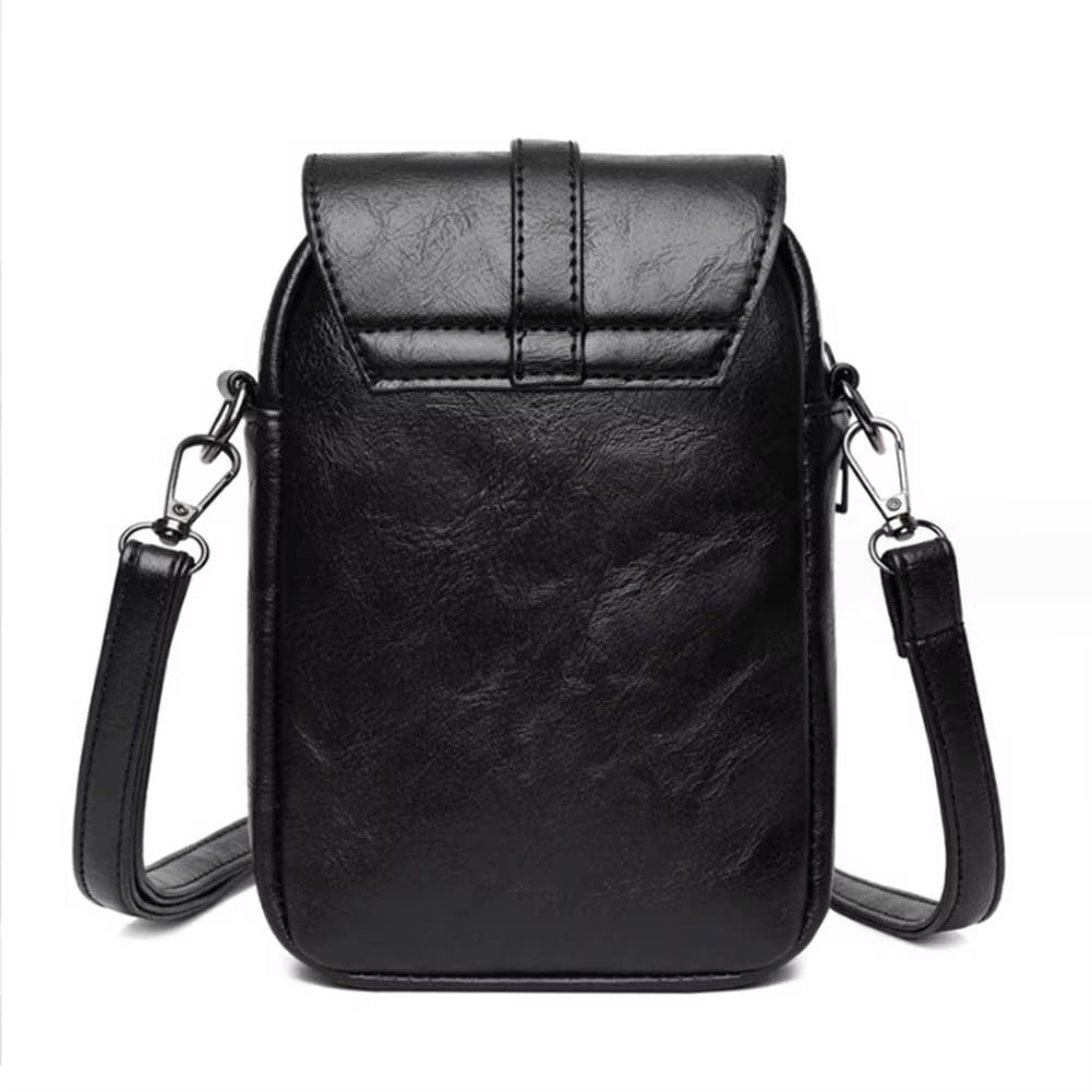 Borsa a tracolla in pelle nera, design elegante e compatto, con chiusura a patta e tracolla regolabile. Accessorio moda versatile per donna.