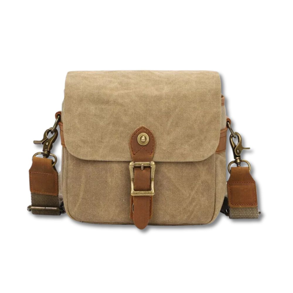 Borsa a tracolla in tela beige con chiusura a fibbia in pelle marrone, tasca frontale, dettagli in metallo, ideale per uomo e donna, stile vintage.