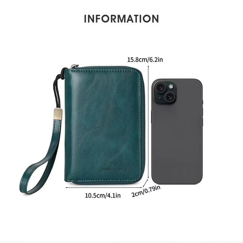 Portafoglio in pelle verde con cinturino, dimensioni 10,5x15,8x2 cm, accanto a uno smartphone nero. Accessorio elegante e pratico per uomo e donna.