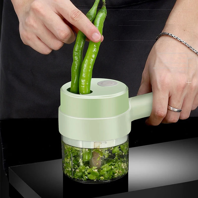 Tritatutto manuale verde con manico, utilizzato per tritare peperoncini verdi freschi. Utensile da cucina pratico ed efficiente per verdure.