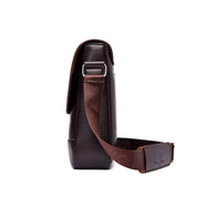 Borsa a tracolla in pelle marrone scuro, vista laterale, con cinturino regolabile in tessuto marrone. Design elegante e moderno per uomo.