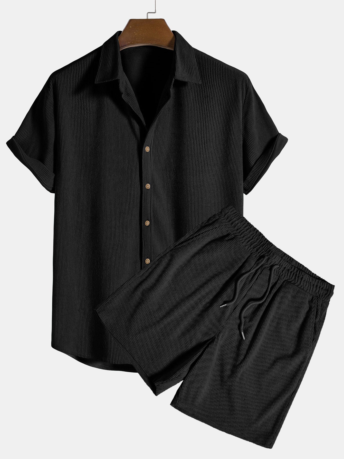 Completo estivo uomo nero, camicia a maniche corte con bottoni e pantaloncini coordinati. Abbigliamento casual, tessuto leggero, moda estiva.