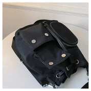 Zaino nero in nylon con tasche multiple e chiusure a bottone, design moderno e funzionale, ideale per scuola o lavoro. Accessorio unisex.
