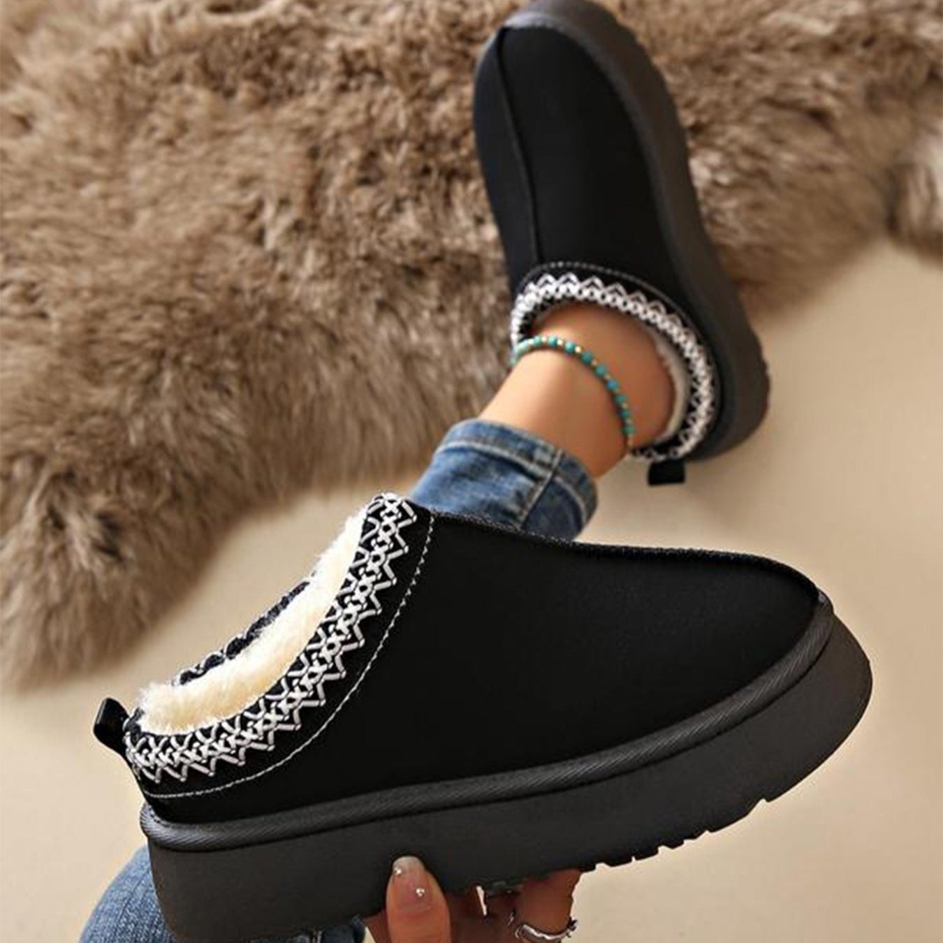 Scarpe invernali nere da donna con fodera in pelliccia sintetica, suola antiscivolo e dettagli decorativi bianchi, ideali per look casual e caldi.