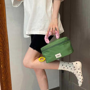 Donna con borsa verde, calzini bianchi con lettere nere, pantaloncini neri e maglietta bianca. Accessori: elastico giallo e anelli rosa numerati.