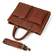 Borsa ventiquattrore in pelle marrone con tracolla staccabile, doppie tasche frontali, manici robusti. Elegante e funzionale per lavoro e viaggio.