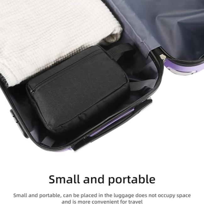 Valigia aperta con borsa nera compatta e asciugamano bianco, ideale per viaggi. Design piccolo e portatile, perfetto per ottimizzare lo spazio.