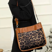 Borsa a tracolla donna con stampa leopardata, dettagli in pelle marrone, design elegante e moderno, perfetta per moda casual e urbana.