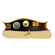 Borsa cosmetica beige aperta con flaconi di profumo e crema. Accessori bellezza, organizer viaggio, custodia trucco elegante.