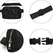 Marsupio nero impermeabile con cerniera dorata, fibbia regolabile e dettagli resistenti. Ideale per viaggi, sport e attività all'aperto.