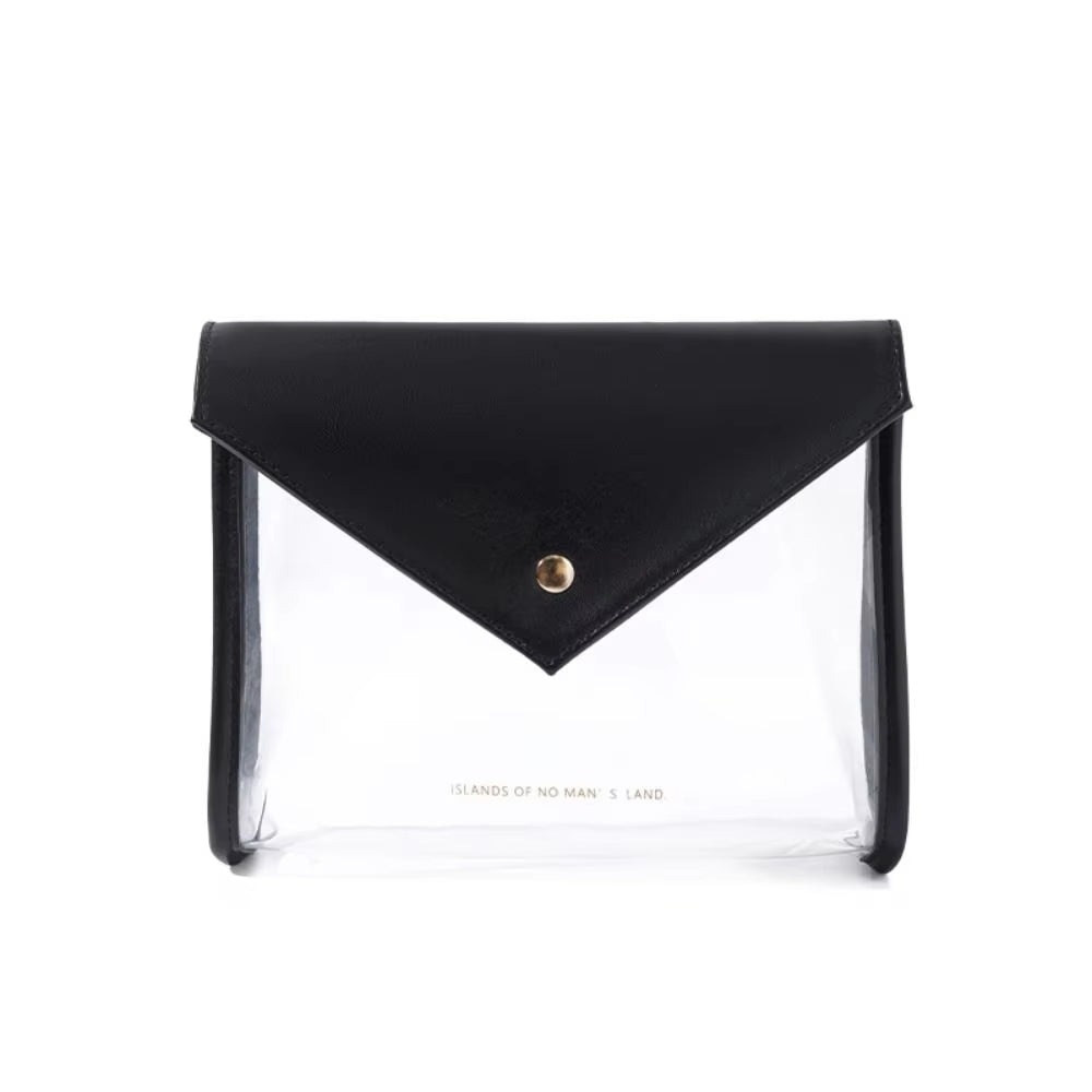 Borsa trasparente in PVC con patta nera in pelle, chiusura a bottone dorato. Design elegante e moderno, ideale per eventi e viaggi.