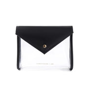 Borsa trasparente in PVC con patta nera in pelle, chiusura a bottone dorato. Design elegante e moderno, ideale per eventi e viaggi.