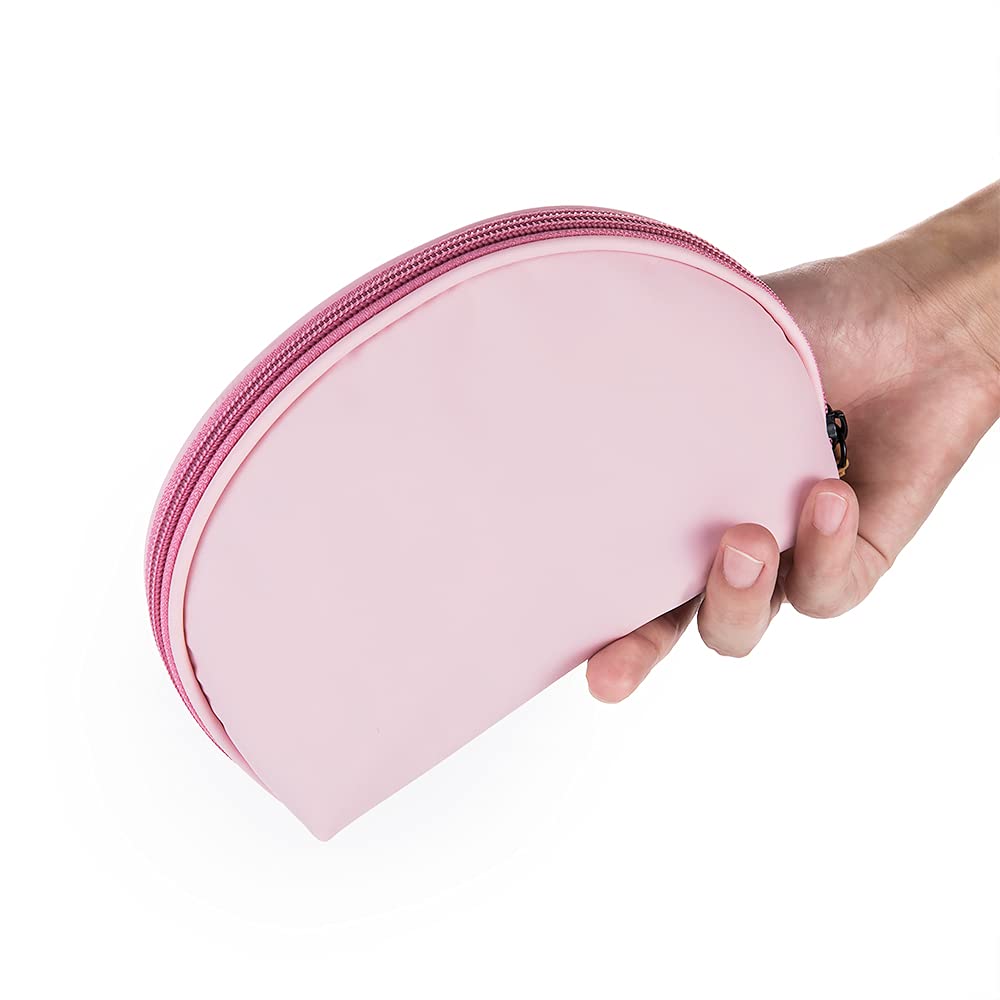 Astuccio rosa a mezzaluna in mano, chiusura con cerniera, ideale per cosmetici o accessori. Design compatto e portatile.