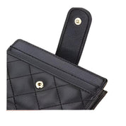 Portafoglio nero in pelle trapuntata con chiusura a bottone, design elegante e moderno, accessorio moda donna, alta qualità.