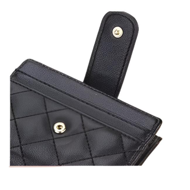 Portafoglio nero in pelle trapuntata con chiusura a bottone, design elegante e moderno, accessorio moda donna, alta qualità.