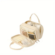 Borsa da viaggio beige aperta, con scomparti trasparenti per cosmetici e accessori. Design compatto, ideale per organizzare prodotti di bellezza.