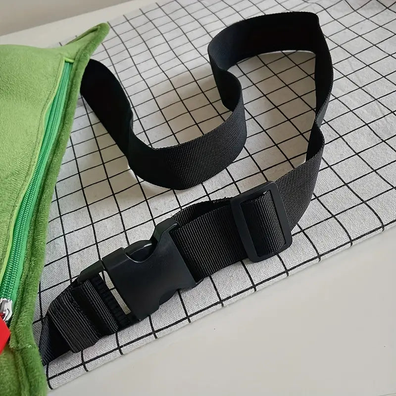 Cintura nera regolabile con fibbia in plastica su sfondo a griglia bianca e nera, accanto a tessuto verde con cerniera. Accessorio moda unisex.