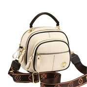 Borsa a tracolla in pelle bianca con manico marrone, doppia zip, tasca frontale e tracolla regolabile con motivo decorativo. Accessorio moda elegante.