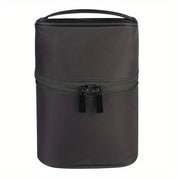 Borsa termica nera con cerniera, manico superiore, design compatto. Ideale per conservare cibi e bevande. Accessorio pratico per picnic e viaggi.