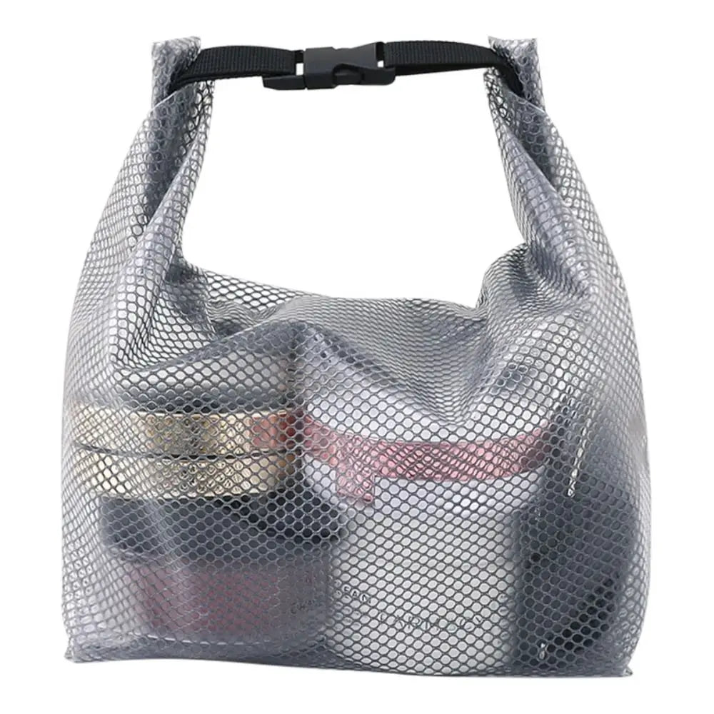Borsa organizer trasparente in rete con chiusura a fibbia, ideale per cosmetici e accessori da viaggio. Design pratico e resistente all'acqua.