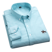 Camicia uomo azzurra in cotone, manica lunga, colletto button-down, logo ricamato cavallo, elegante e casual, moda maschile.