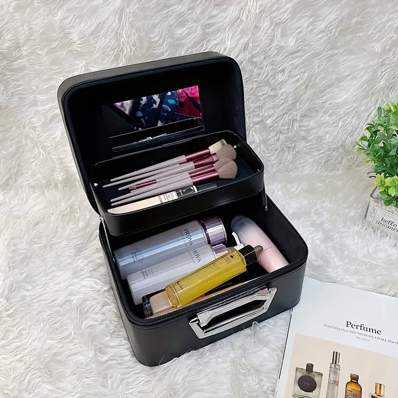 Astuccio nero per trucco con specchio, pennelli, flaconi cosmetici su sfondo di pelliccia bianca. Organizzatore beauty case elegante e funzionale.
