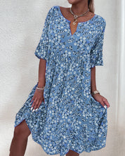 Abito estivo donna blu a fiori, maniche corte, scollo a V, stile casual, tessuto leggero, ideale per moda estiva e look quotidiano.