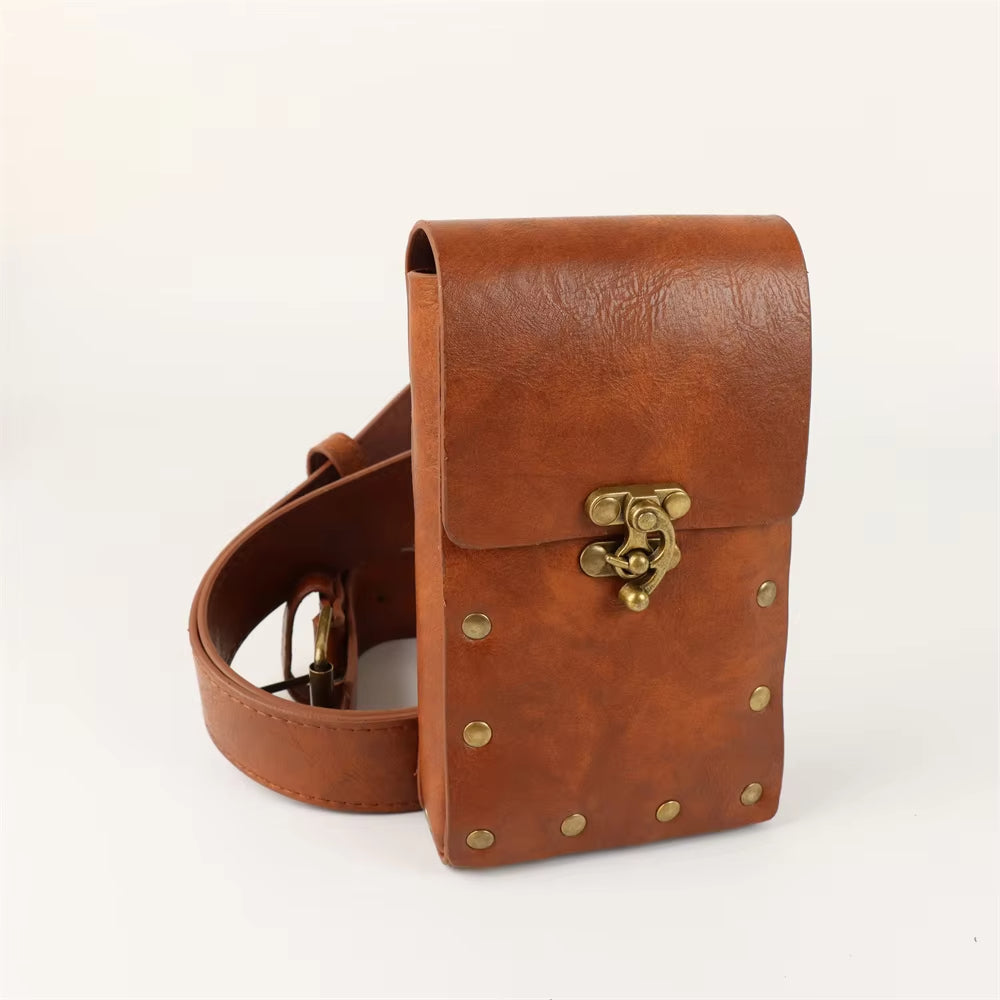Borsa a tracolla in pelle marrone con chiusura in metallo dorato e rivetti decorativi. Design vintage, ideale per moda e accessori uomo.