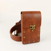 Borsa a tracolla in pelle marrone con chiusura in metallo dorato e rivetti decorativi. Design vintage, ideale per moda e accessori uomo.
