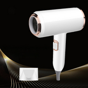 Asciugacapelli bianco con dettagli dorati, design moderno, include un beccuccio concentratore. Accessorio per capelli, styling professionale.