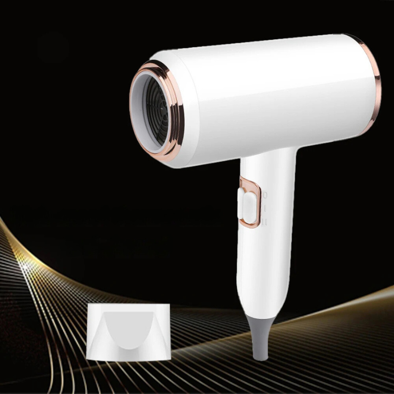 Asciugacapelli bianco con dettagli dorati, design moderno, include un beccuccio concentratore. Accessorio per capelli, styling professionale.