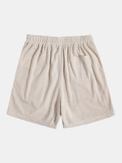 Pantaloncini beige a righe verticali, elastico in vita, tasca posteriore. Ideali per l'estate, moda casual uomo. Tessuto leggero e traspirante.