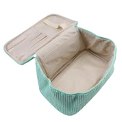 Borsa organizer da viaggio verde menta aperta, con scomparti interni beige. Ideale per cosmetici e accessori. Design pieghevole e spazioso.