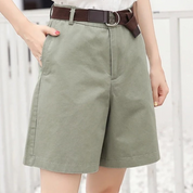Pantaloncini donna verde oliva con cintura marrone, tasche laterali, stile casual estivo. Ideali per moda femminile, abbigliamento estivo.