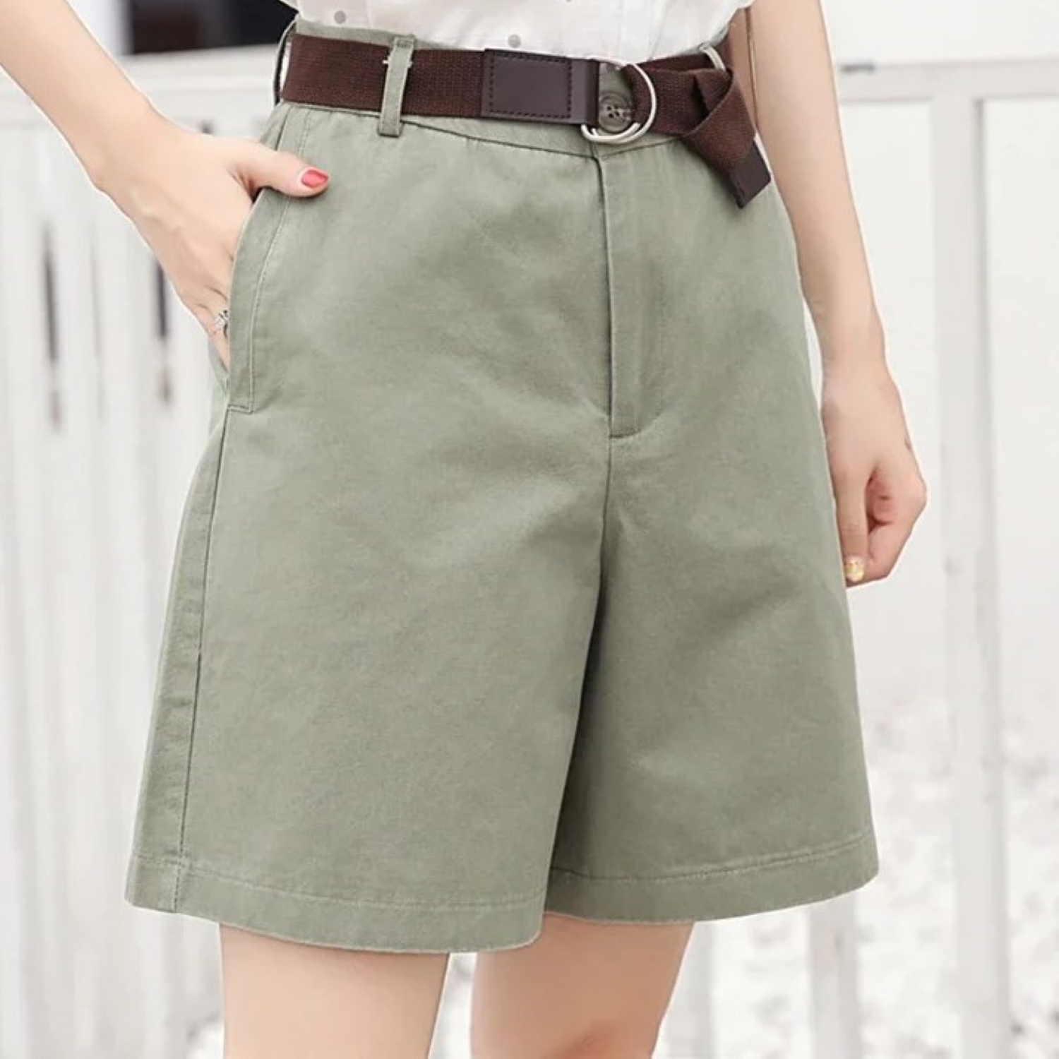 Pantaloncini donna verde oliva con cintura marrone, tasche laterali, stile casual estivo. Ideali per moda femminile, abbigliamento estivo.