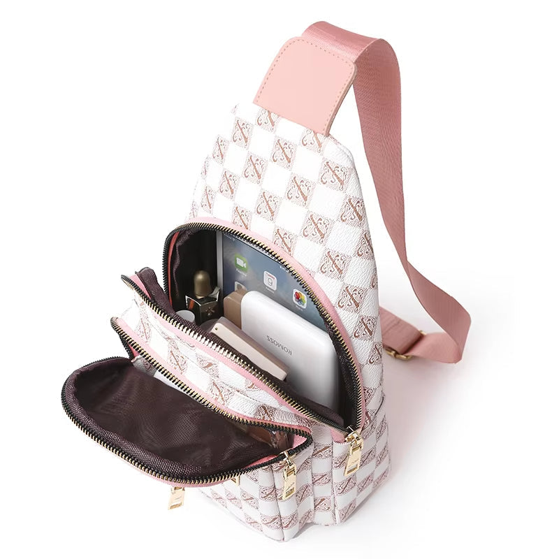 Zaino a tracolla rosa e bianco con motivo a scacchi, tasche multiple aperte, contenente smartphone e accessori. Elegante e pratico per uso quotidiano.