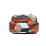 Zaino in pelle patchwork multicolore con motivo geometrico, tasca frontale, chiusura a zip, design unico e artigianale. Accessorio moda trendy.
