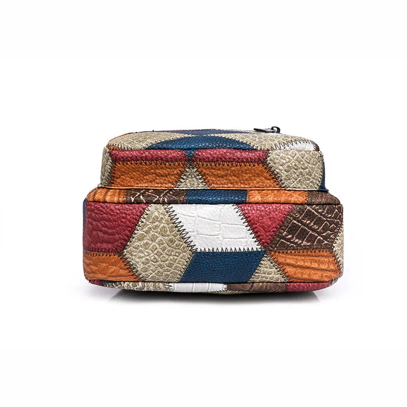 Zaino in pelle patchwork multicolore con motivo geometrico, tasca frontale, chiusura a zip, design unico e artigianale. Accessorio moda trendy.