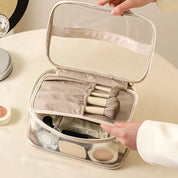 Borsa trasparente per cosmetici con cerniera, contenente pennelli trucco e prodotti di bellezza. Ideale per organizzare e trasportare il make-up.