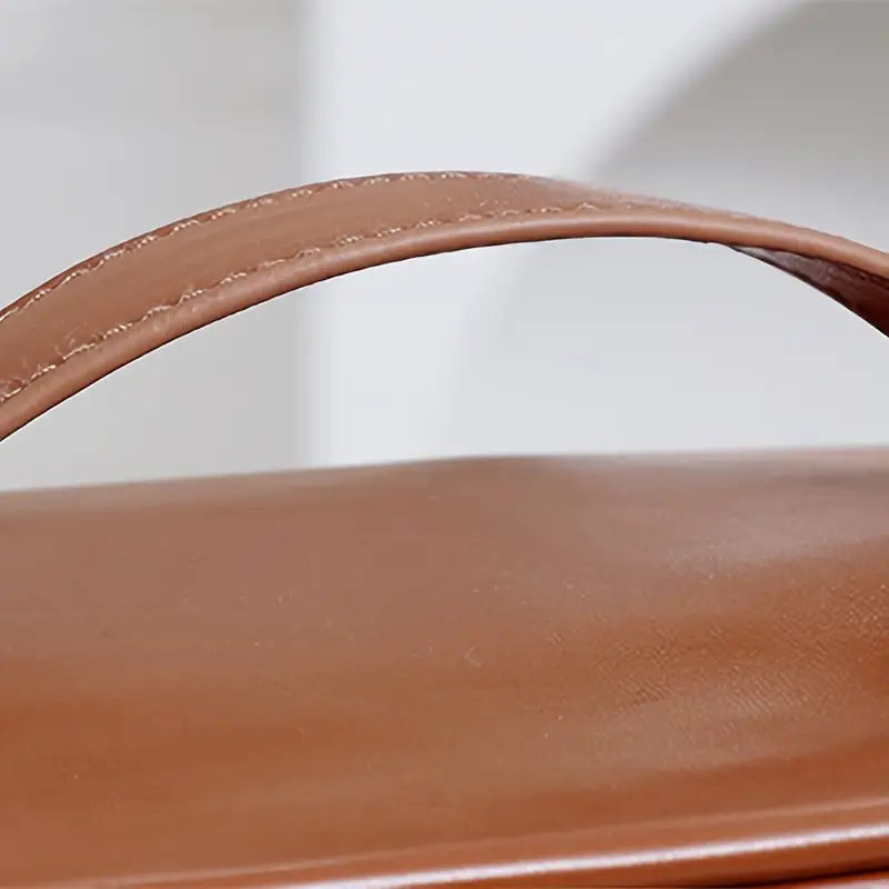Manico di borsa in pelle marrone chiaro, dettaglio elegante e moderno, accessorio moda di alta qualità, design minimalista.