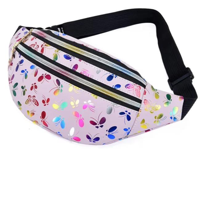 Marsupio rosa con stampa farfalle colorate, cerniere multiple e cintura regolabile nera. Accessorio moda pratico e trendy per ogni occasione.