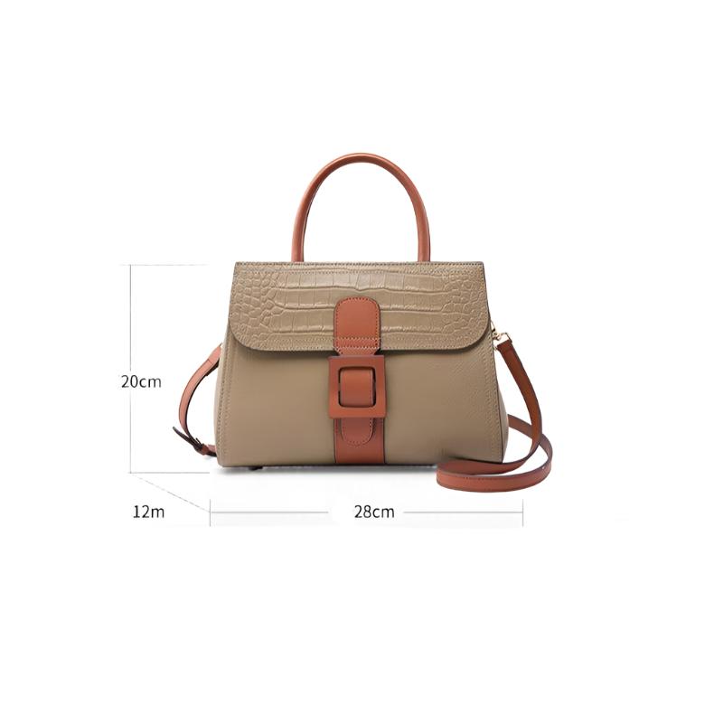 Borsa a mano beige in pelle con texture coccodrillo, tracolla regolabile, chiusura a fibbia, dimensioni 28x12x20 cm. Elegante e versatile.