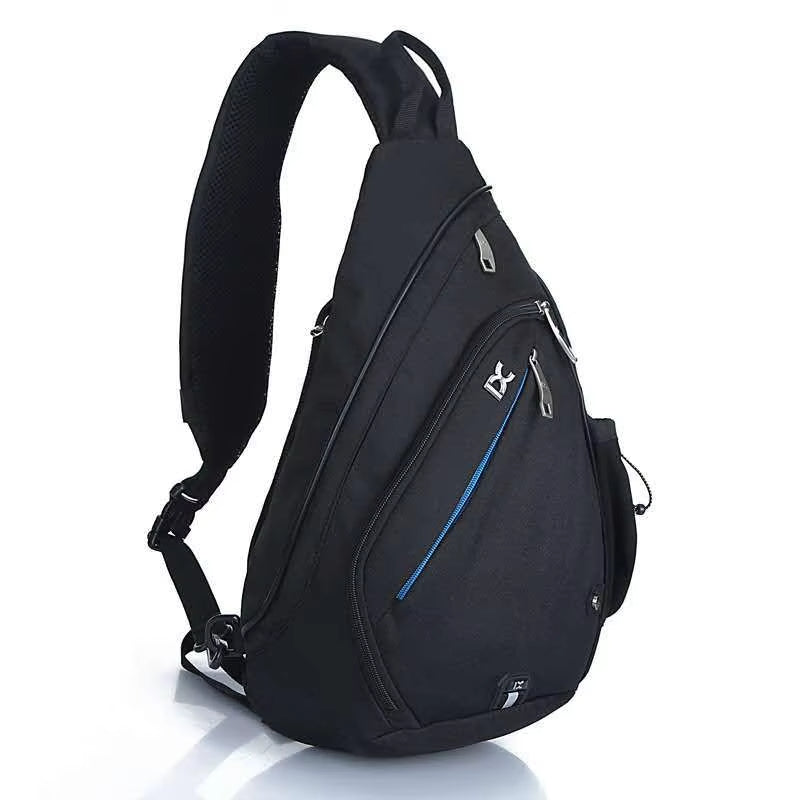Zaino monospalla nero, design moderno, tasche multiple con cerniere, ideale per viaggi e uso quotidiano. Accessorio versatile e resistente.