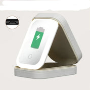 Custodia di ricarica wireless pieghevole bianca con indicatore batteria verde, porta USB-C. Accessorio tecnologico portatile e compatto.