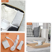 Valigia aperta con maglione bianco, camicia a righe e accessori da viaggio. Caricabatterie USB e adattatore su sfondo arancione. Salotto moderno con cuscini.